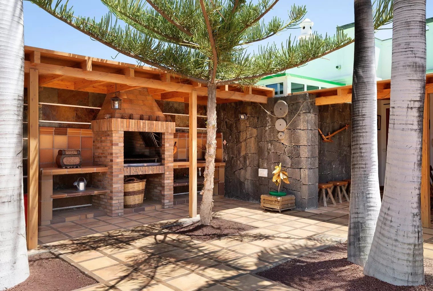 Barbacoa exterior unter Palmen