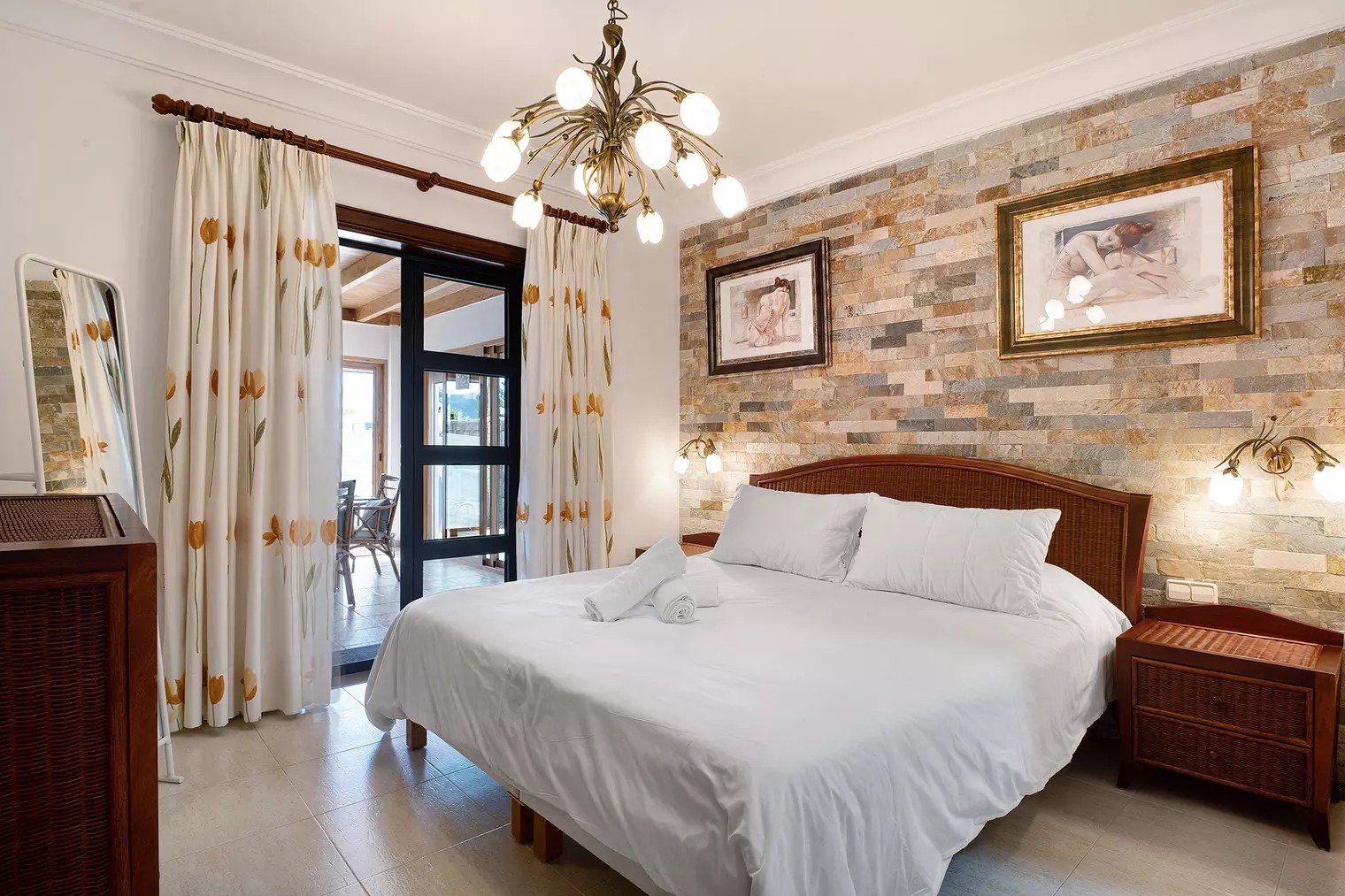 Helles Hauptschlafzimmer