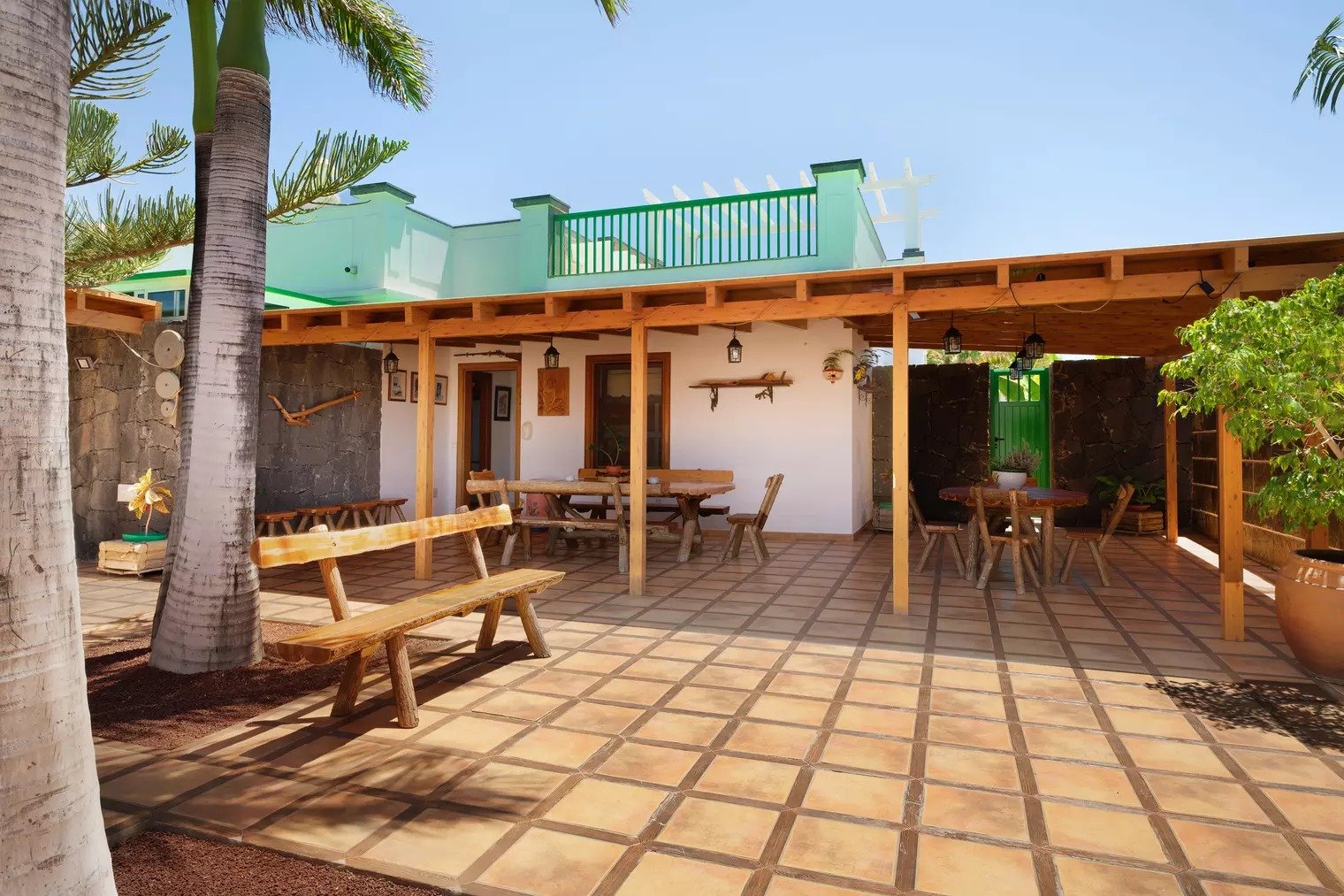 Patio mit rustikalen Tischen