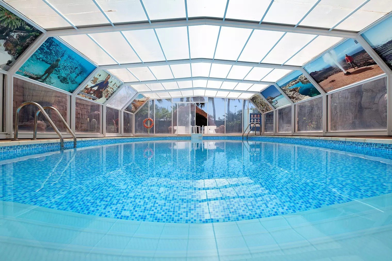 Piscina climatizada mit einzigartigen Wandbildern