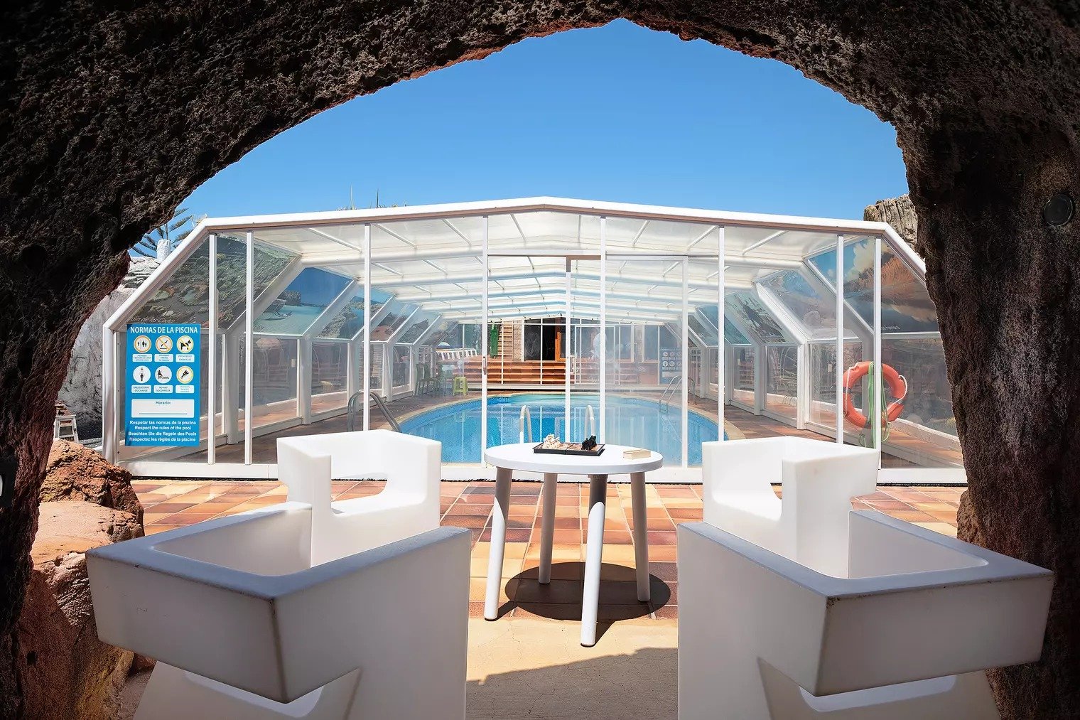 Piscina privada mit Blick auf die Palmen