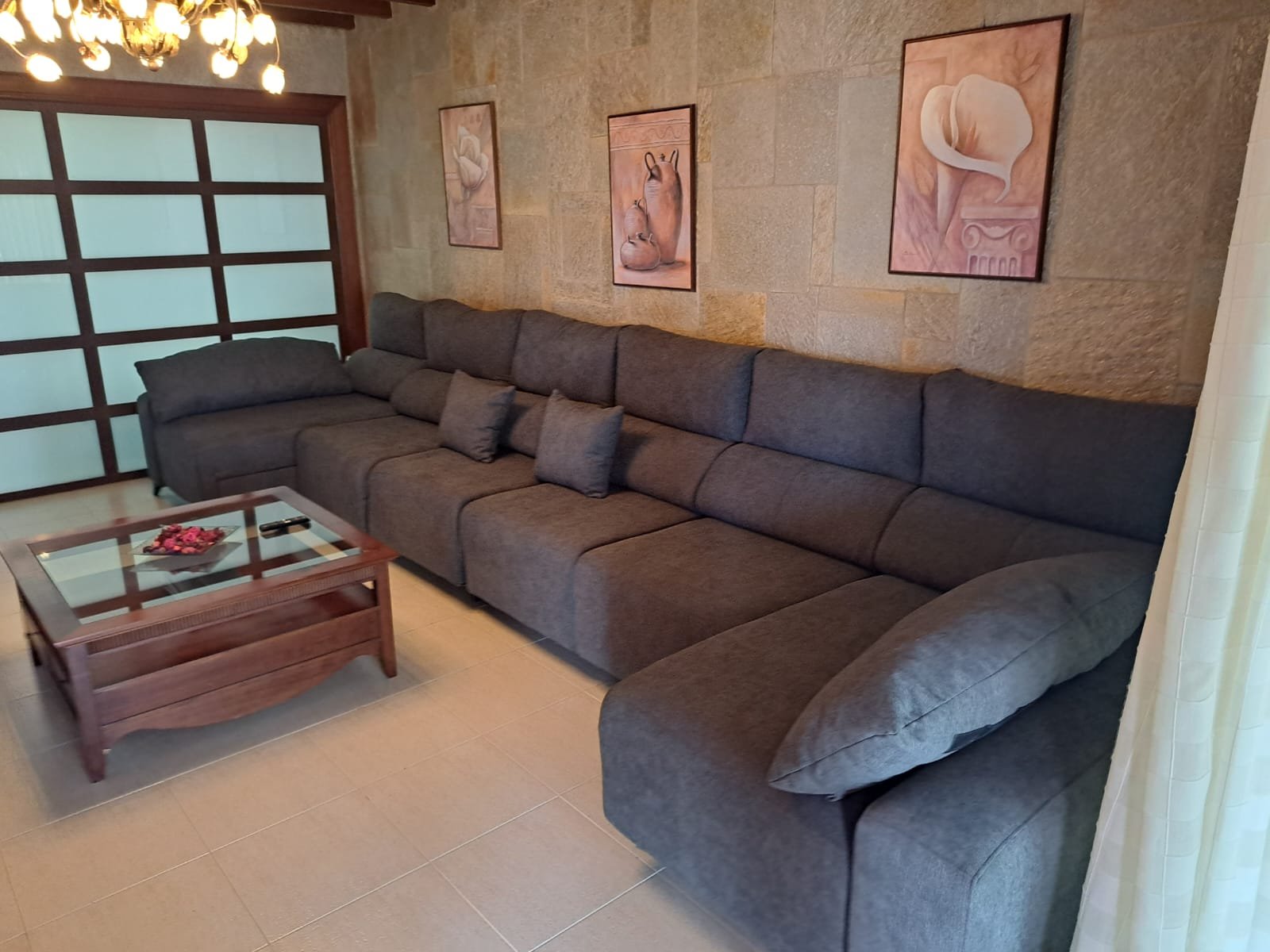 Wohnzimmer mit Steinwand