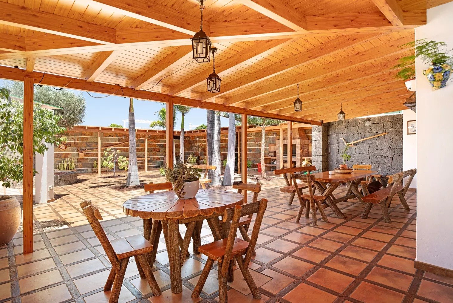 Überdachte Terrasse mit Essbereich