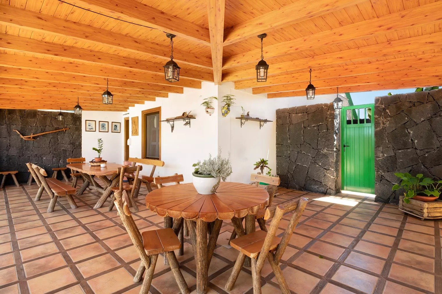 Terrasse mit grüner Tür