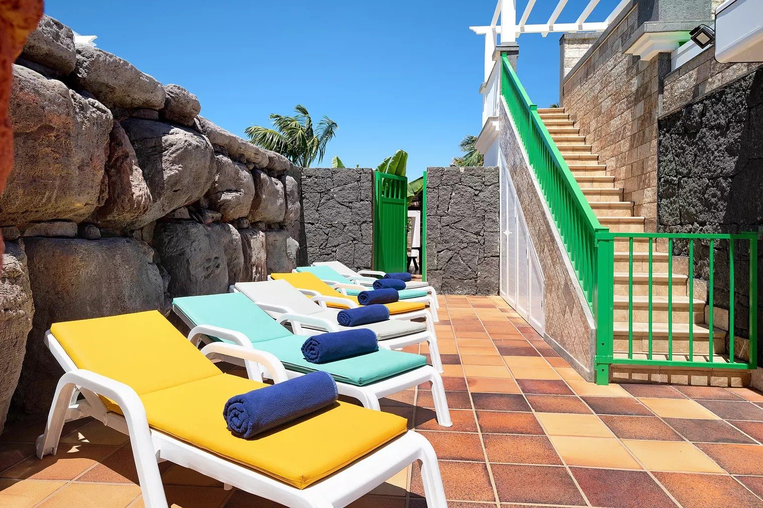 Solnliegen vor vulkanischem Fels